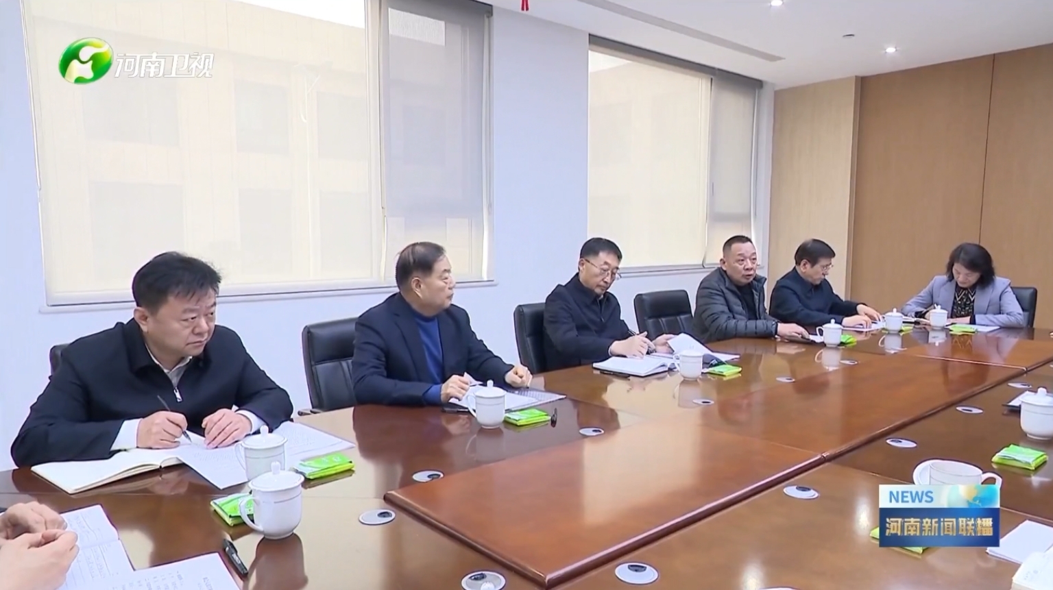河南衛(wèi)視新聞聯(lián)播報(bào)道森源集團(tuán)黨委書(shū)記、創(chuàng)始人楚金甫參加省委書(shū)記劉寧在許昌召開(kāi)的民營(yíng)企業(yè)座談會(huì)